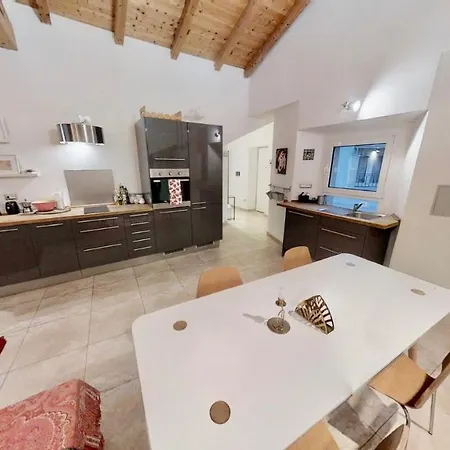 Lucy's * ترييستي