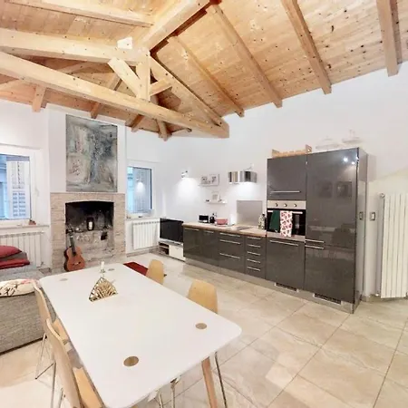 Lucy's شقة ترييستي